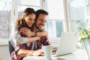 Un couple sur un ordinateur